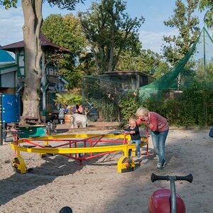 Klettern, Schaukeln, Fahren auf dem Sandspielplatz am Restaurant.